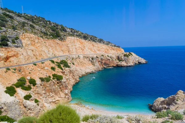 Côte de mer dans la station balnéaire populaire de Turquie — Photo