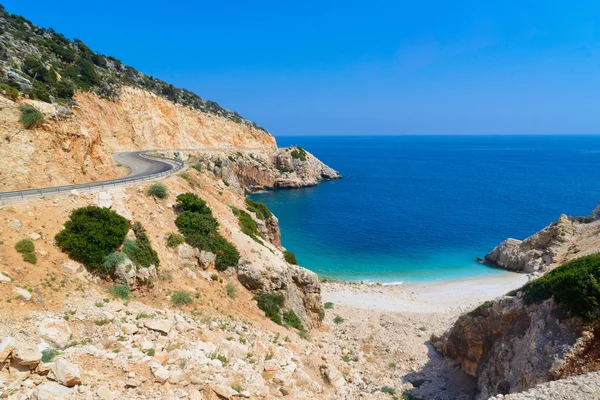 Route dans les montagnes près de la mer — Photo