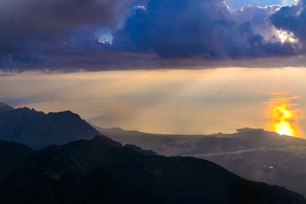 Вид с горы на рассвете — стоковое фото