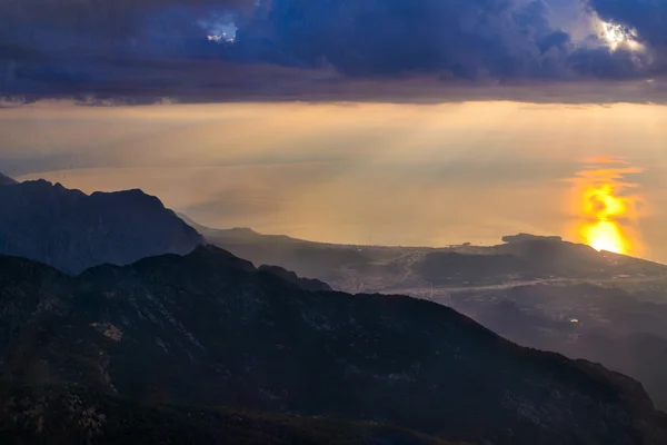 Вид с горы на рассвете — стоковое фото