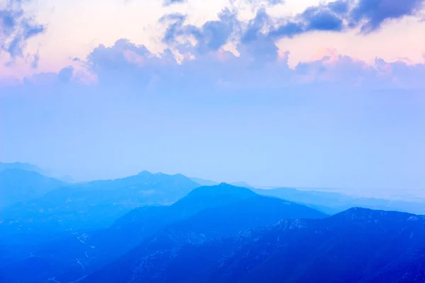 Crestas azules de montañas, vista desde las montañas al amanecer —  Fotos de Stock