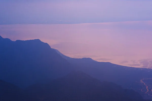 Mavi dağ sırtlar, dağlardan güneş doğarken görüntülemek — Stok fotoğraf