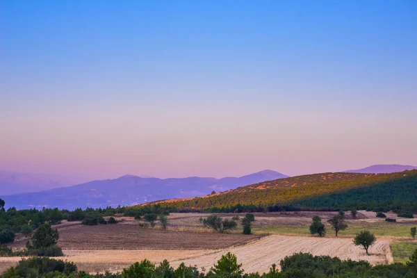 Вид на горы через равнину — стоковое фото