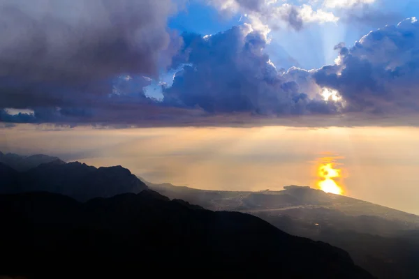 Dağ güneş doğarken görüntülemek — Stok fotoğraf