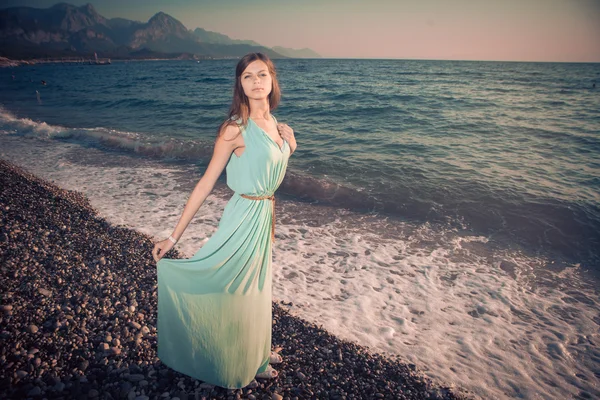 Молодая красивая девушка в платье прогулки по морю . — стоковое фото
