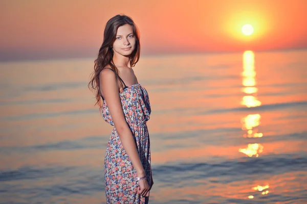 Jovem mulher de biquíni na praia o pôr do sol . — Fotografia de Stock