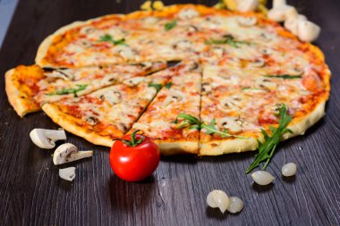 mantar ile taze güzel İtalyan pizza