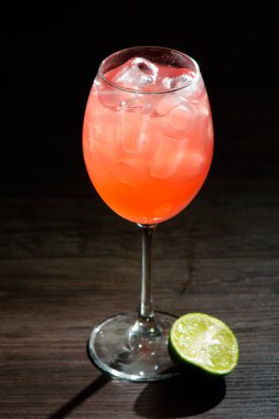 Kireç ve sarhoş ile alkollü kokteyl