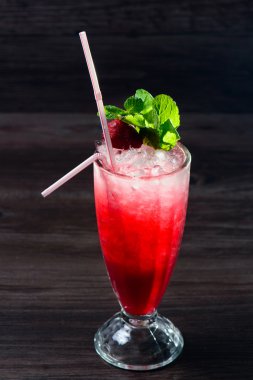 Siyah kuş üzümü limonata