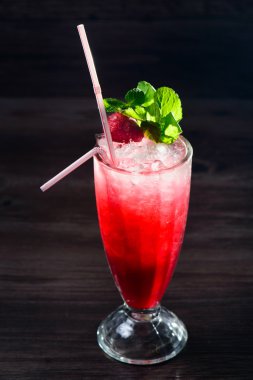 Siyah kuş üzümü limonata