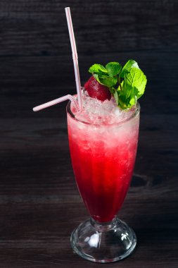 Siyah kuş üzümü limonata