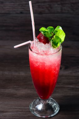 Siyah kuş üzümü limonata