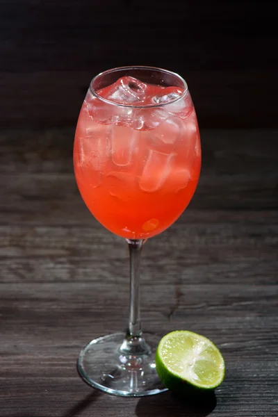 Alcoholic cocktail with lime and drunk — Stock Photo, Image