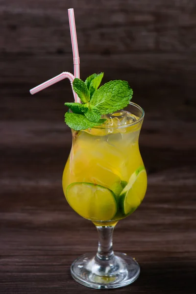 Beber com limão, gelo e hortelã, isolado — Fotografia de Stock