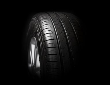araba lastikleri yakın çekim 