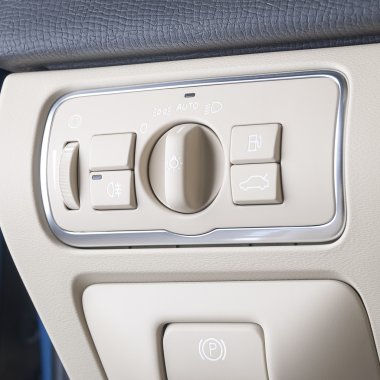 Modern araba Far denetimleri. 