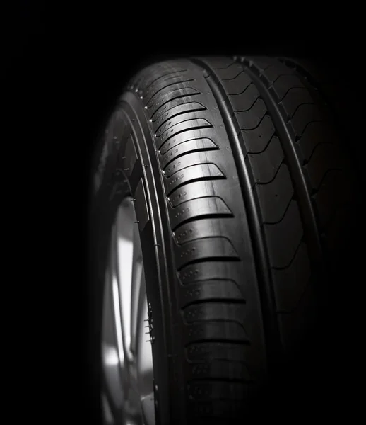 Gros plan sur les pneus de voiture — Photo