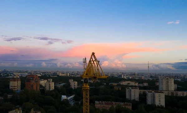 Baukran Und Gebäude Bau Gegen Den Abendhimmel — Stockfoto