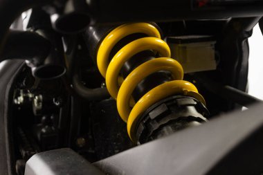 Motorsikletin Kapalı Süper Motoru Sarı Şok Emici ve Arka Tekerin Baharı