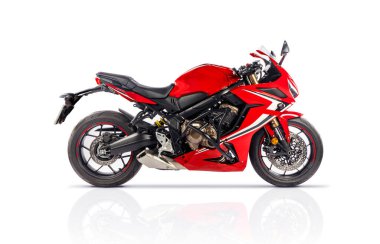 Beyaz arka planda izole edilmiş modern kırmızı spor motosiklet.