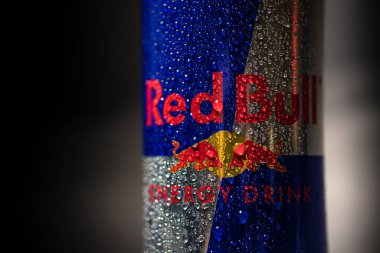 Sankt-Petersburg, Rusya - 09 Eylül 2020: Koyu arkaplanda su damlaları olan bir kutu RedBull. Red Bull dünyadaki en popüler enerji içeceğidir..