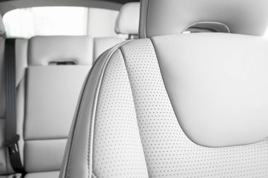 Modern spor arabanın içi kırmızı deri.