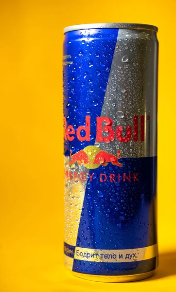 Sankt Petersburg Rusia September 2020 Aluminum Kaleng Minuman Redbull Dengan — Stok Foto