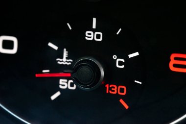 Bir arabanın soğutucu sıcaklık göstergesinin rengini kapat