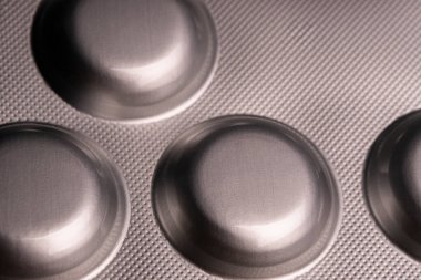 Tıbbi ilaçlarla gümüş su toplayan bir yer.