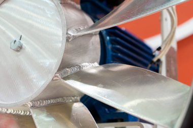 Bir fabrikada büyük bir endüstriyel yelpazenin yakın çekimi. Fabrika inşaatının havalandırması. 