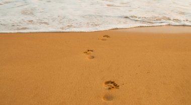 plaj, dalga ve ayak sesleri