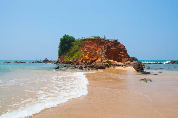 Jalan melalui bukit pasir di pantai saat matahari terbenam . — Stok Foto