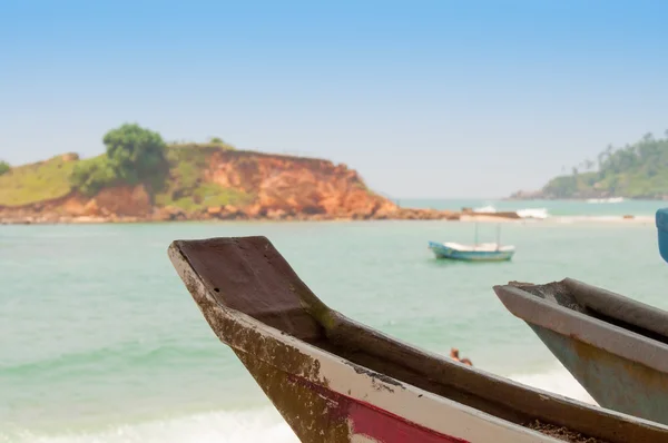 Praia tropical intocada e barcos de pesca em Sri Lanka — Fotografia de Stock