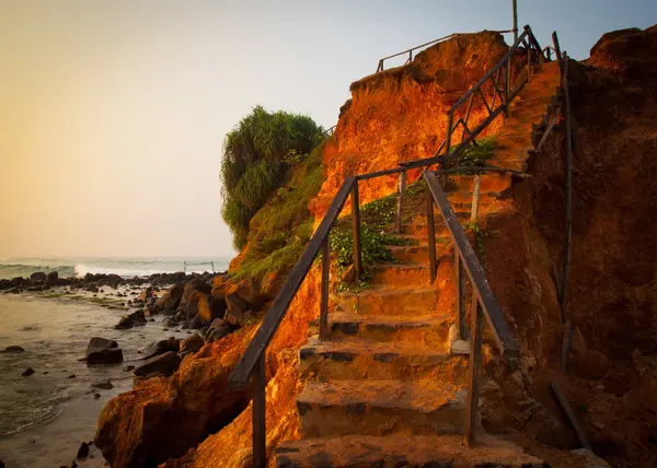 Camino a través de dunas de arena en una playa al atardecer . —  Fotos de Stock