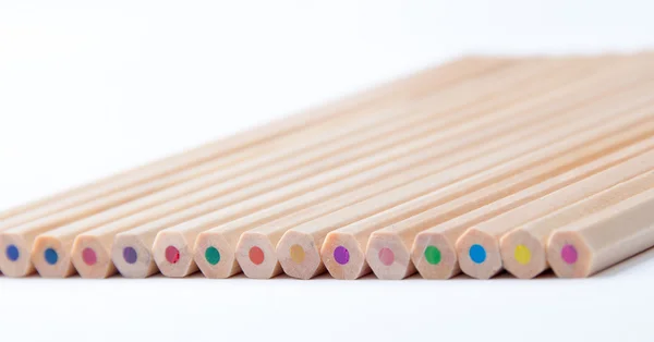 Crayons en bois colorés sur fond blanc — Photo