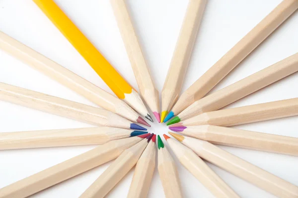 Crayons en bois colorés sur fond blanc — Photo