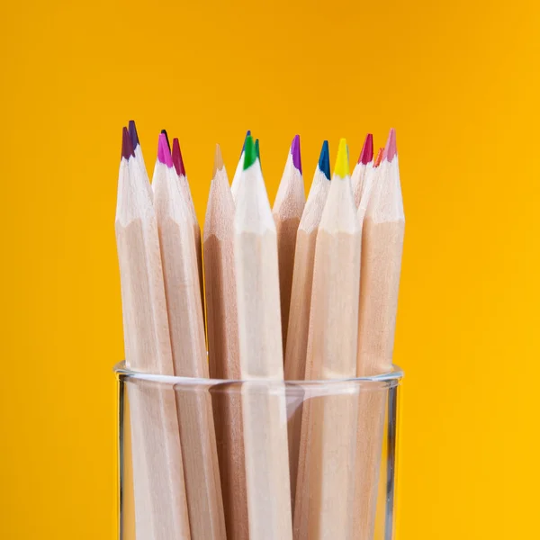 Crayons de bois colorés sur fond jaune — Photo