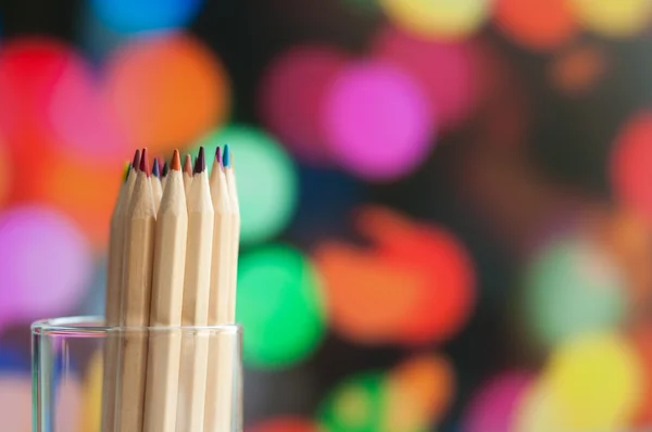 Crayons en bois colorés sur fond coloré — Photo