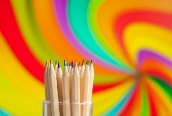 Crayons en bois colorés sur fond coloré — Photo