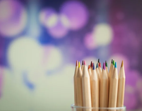 Crayons en bois colorés sur fond coloré — Photo