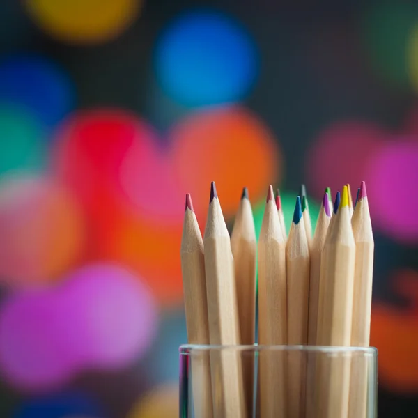 Crayons en bois colorés sur fond coloré — Photo