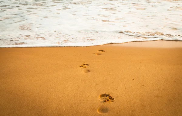 거품과 노란 모래와 부드러운 바다 물 — 스톡 사진