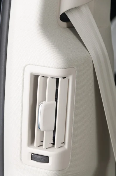 Дыры для кондиционирования воздуха в салоне автомобиля — стоковое фото