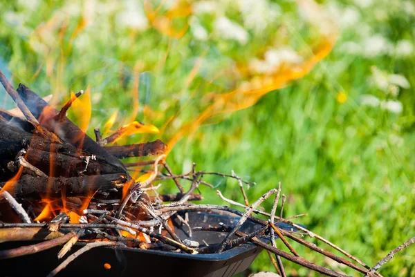 Grill in vlammen — Stockfoto