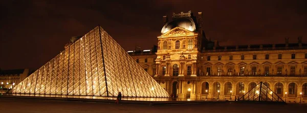 Louvre Piramidi ve Louvre Müzesi, Paris, Fransa