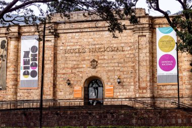 20 Ekim 2020 'de Bogota Kolombiya' da eski bir hapishane olan Ulusal Müze 'nin önünde.