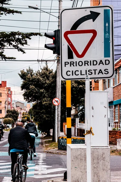 자전거를 사람들은 2010 콜롬비아의 보고타에서 자전거를 서명을 합니다 — 스톡 사진