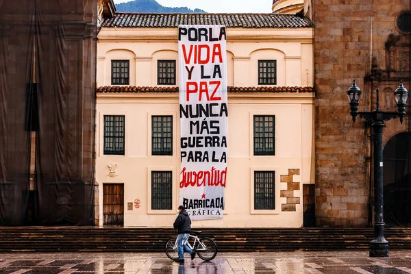 Fasad Den Colombianska Biskopskonferensen Med Skylt Hängd Demonstranter Som Marscherade Royaltyfria Stockfoton