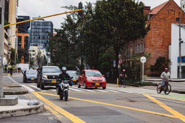 Carrera septima, Bogot şehrinin ana caddelerinden biri yeni bir bisiklet yolu ile bisikletçilerin motorlu taşıtlardan ayrı bir şerit kullanarak görüldüğü yer, Bogot Kolombiya 28 Kasım 2020