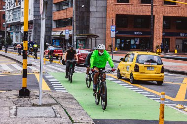 Carrera septima, Bogot şehrinin ana caddelerinden biri yeni bir bisiklet yolu ile bisikletçilerin motorlu taşıtlardan ayrı bir şerit kullanarak görüldüğü yer, Bogot Kolombiya 28 Kasım 2020
